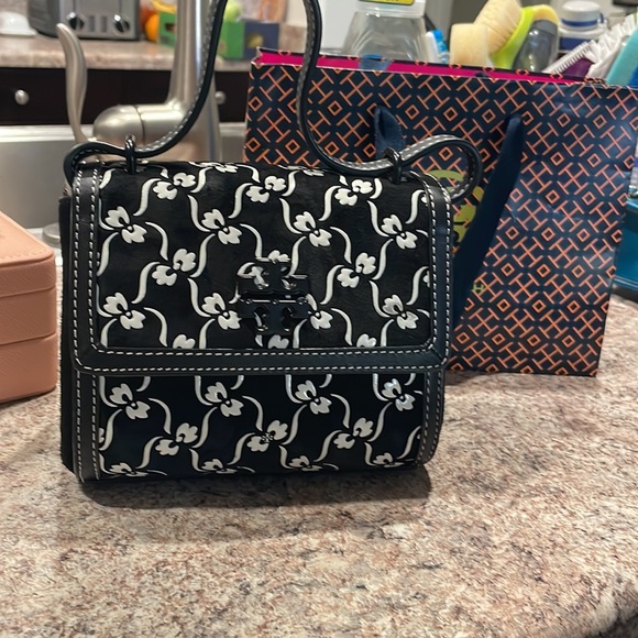 Bnwt Tory Burch purse - Picture 3 of 4